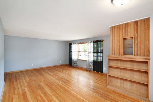 Building Photo - Don't Fuss with the Bus -5 Bed - 3 Bath - ...