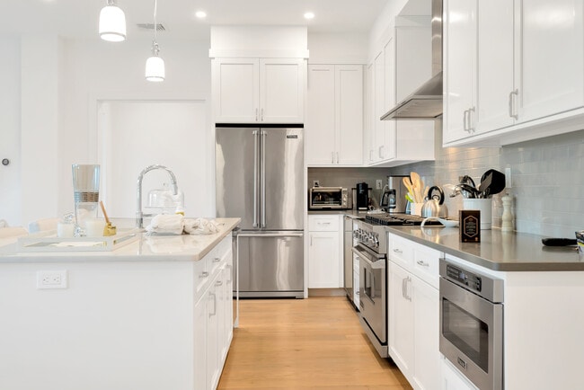 Photo - 8 Boulevard W