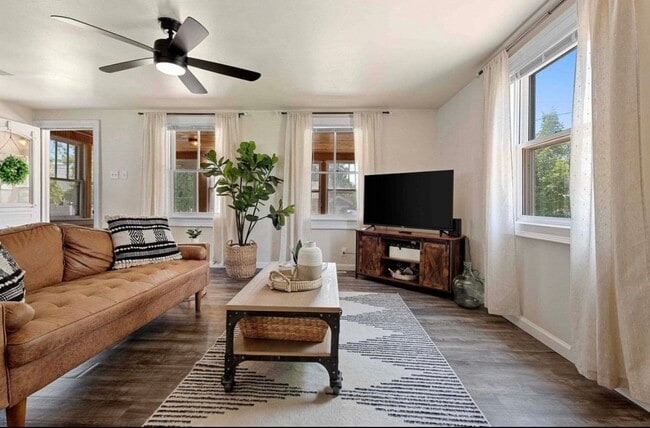 Photo - 532 W 5th Ave