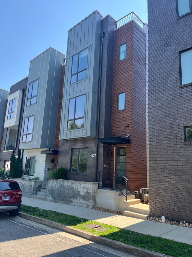 Building Photo - "Spacious Urban Living: 3-Bedroom Townhouse with 3.5 Baths in Nashville's Vibrant Core!" STUNNING...