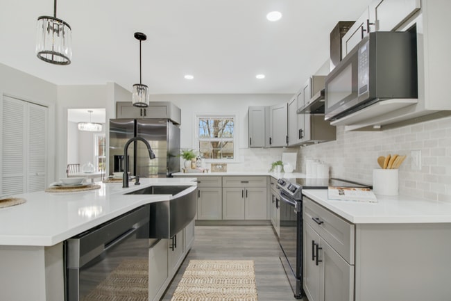 Photo - 305 Mayfield St