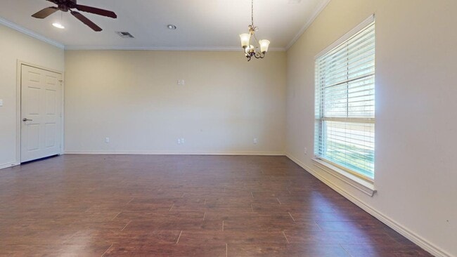 Photo - 709 Luther W St