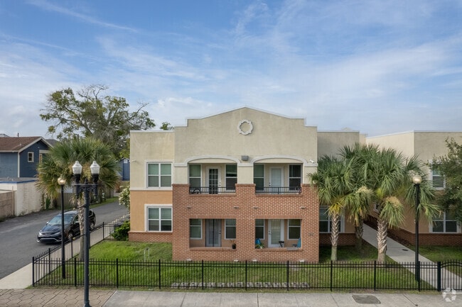 122 W 8th St