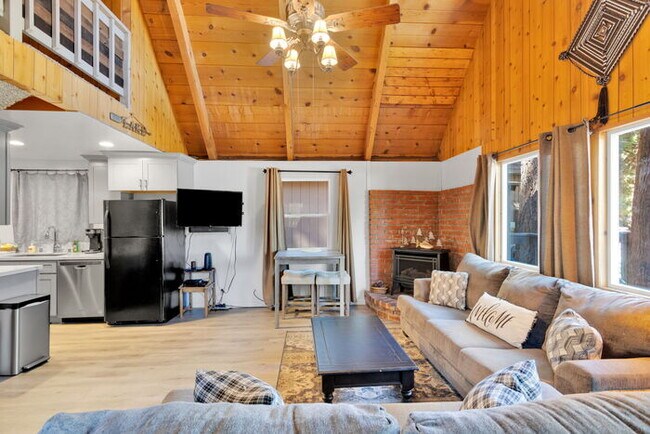 Remodeled 2 Bed / 1 Bath Near Bear Mountain & Golf Course