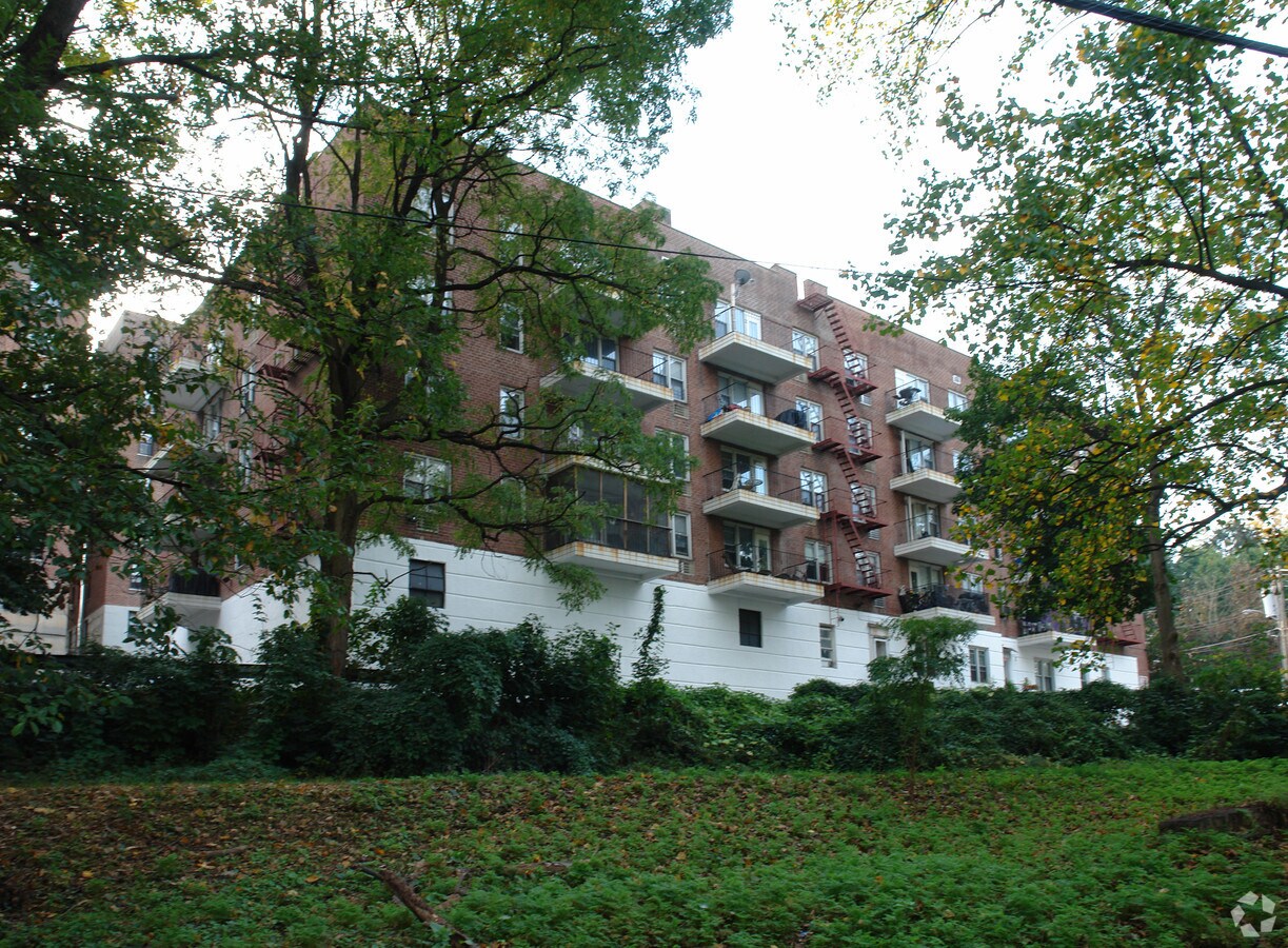 Photo - 115 Lawton St Apartments