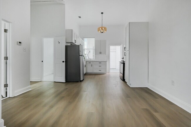 Building Photo - S Saratoga Unit 201