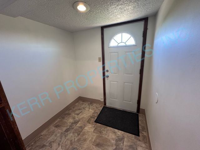 Photo - Charming 2-Bed Oasis with Spacious Comfort in Gresham!