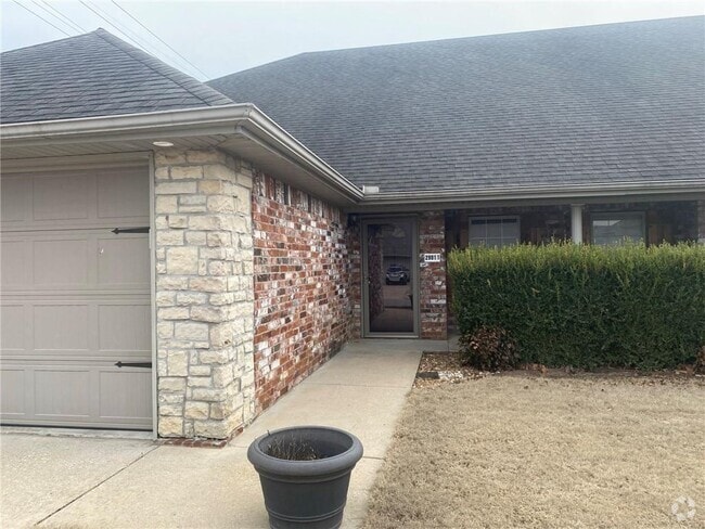 Building Photo - 2901 SW Windrift Ave Rental