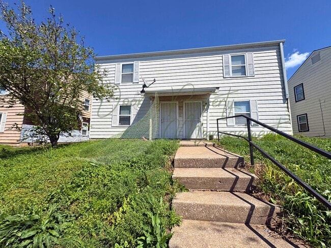 Building Photo - CHARMING 2 BEDROOM DUPLEX IN KANSAS CITY-COMING SOON