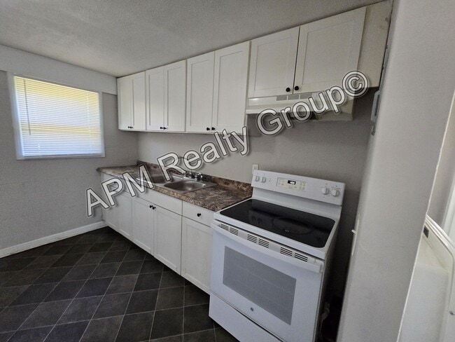 Building Photo - Two bedroom apartment off Harden Street - First Month 50% off