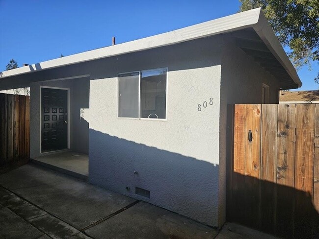 Building Photo - 808 Moraga Dr