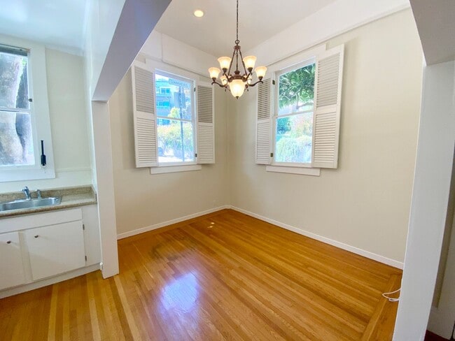 Photo - 1BR W/ Large Private Basement Space! HARDWOOD! LAUNDRY ON-SITE! Unidad 253 Corbett Ave.