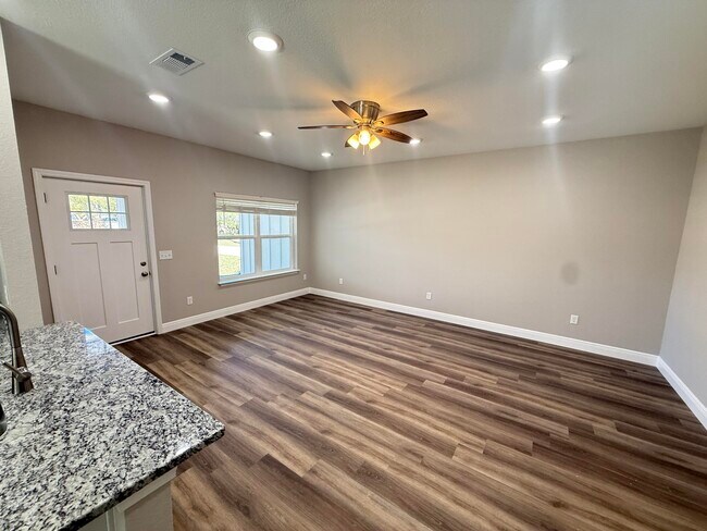 Photo - 6635 Water St