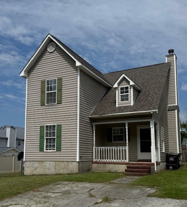 Building Photo - Welcome to Hemlock Drive!