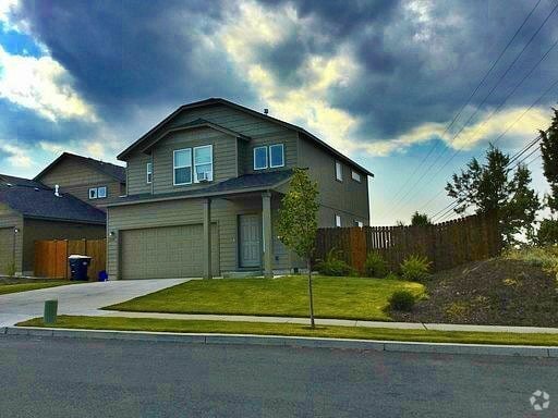 Building Photo - PETS CONSIDERED!! 1743 Sq Ft, 3 Bdrm, 2.5 ... Rental