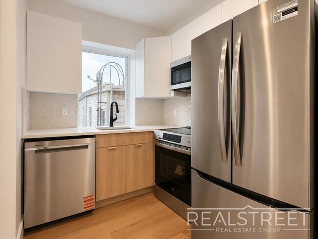 Building Photo - Beautifully Renovated Studio | In-Unit Washer/Dryer | Stainless Steel Appliances Unit 3B