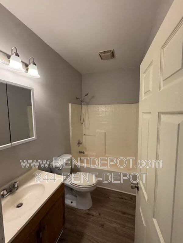 Photo - 1332 E Illinois St