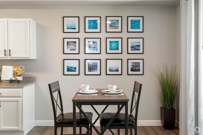 2BR, 2BA - 1,002SF - Dining Room