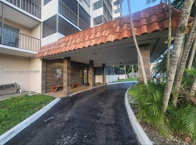 Building Photo - 4164 Inverrary Dr Unit 406