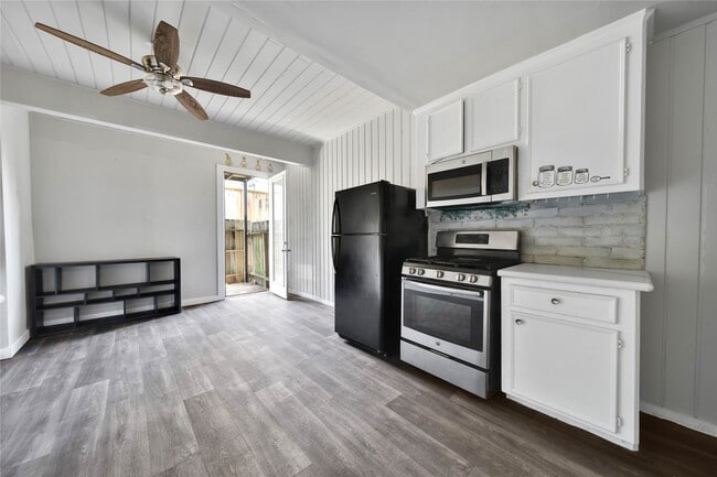 Photo - 28 Lakeway St