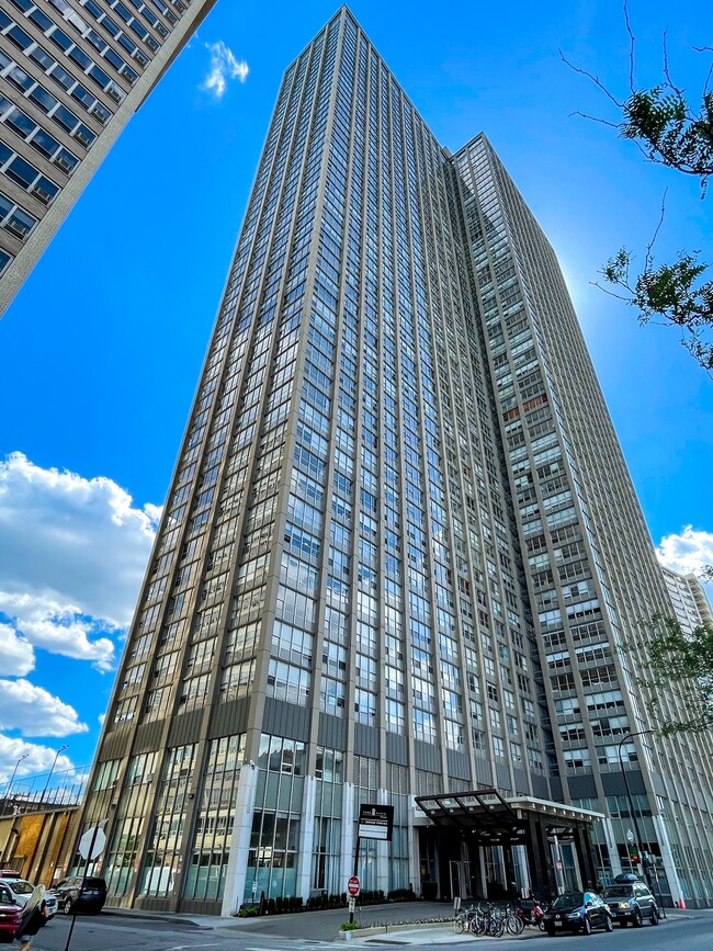 Building Photo - 655 W Irving Park Rd Unit 4811 Rental
