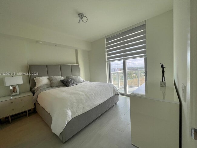 Building Photo - 2000 Metropica Wy Unit 1105