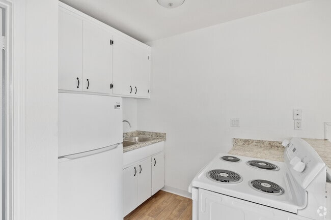 1BR, 1BA - 460SF - Kitchen - The Plaza
