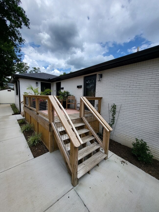 Building Photo - 1512A Sweetbriar Ave Unit A