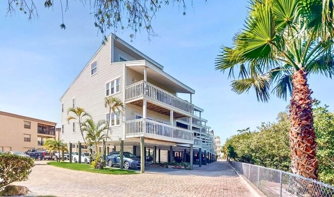 Building Photo - Beachside Bliss: Stunning 2 Bed, 2 Bath Co... Rental