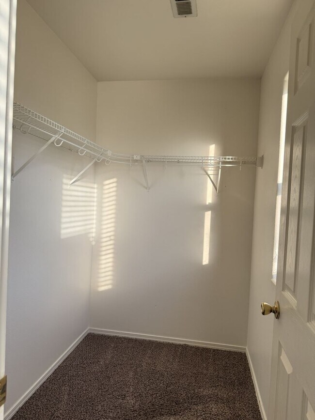 Photo - 3 Bedrooms Townhouse for Rent