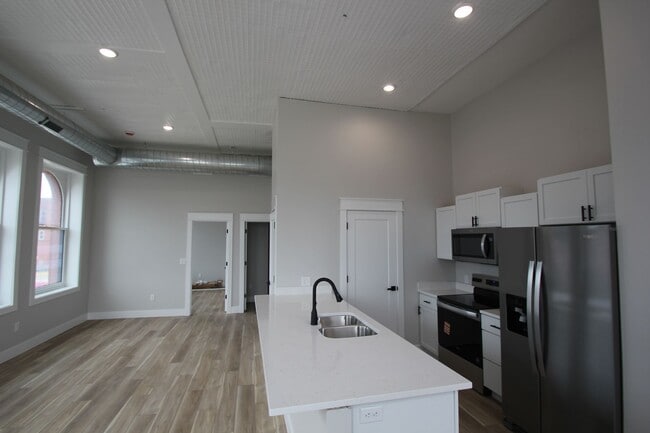 Photo - Beautifully remodeled 2 Bed + office apartment in Downtown Panora Unit 3