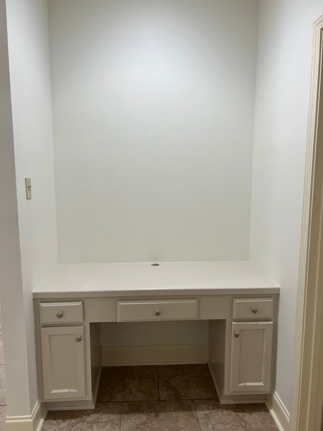 Desk Neat Kitchen - 37140 Woodgate Ave