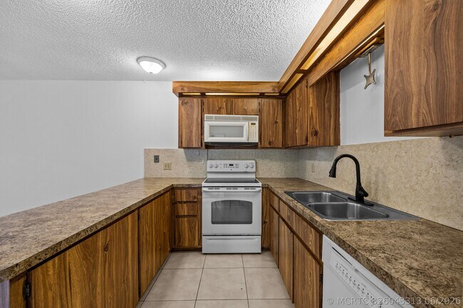 4211 Turnberry Cir