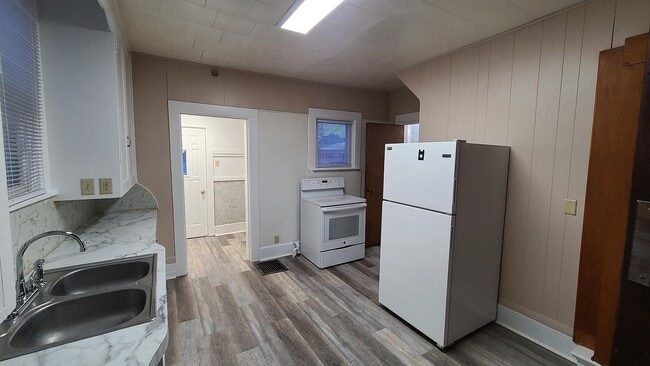 Photo - 615 W Main St