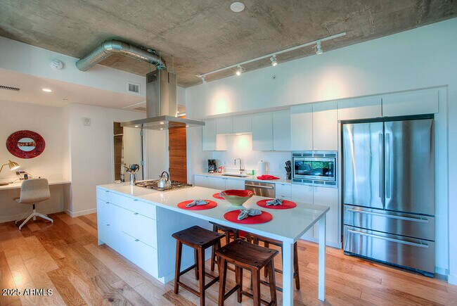 Photo - 100 W Portland St Unidad 506