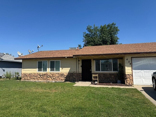 Building Photo - Charming 3 Bed / 2 Bath Dinuba Home with Garage – Only $1,675!
