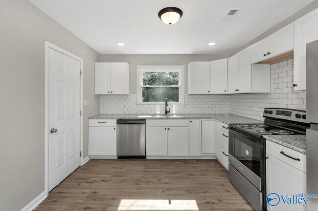 Photo - 4304 Lakeview Dr NW House