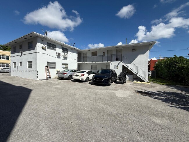 Building Photo - 990 SW 4th St Unit 1 Rental