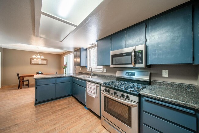 Photo - 3 Bed/ 2.5 Bath Greenlaw Townhouse w/2 Car Garage! - Mountain Views! - Students & Pets OK! Avail....
