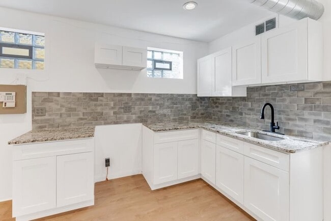 Photo - 308 W Queen Ln