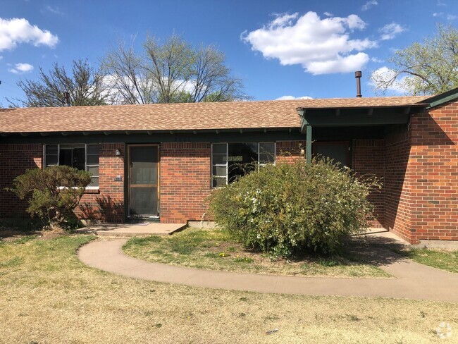Building Photo - Paramount Duplex 2 Bedroom, 1 Full Bathroo... Rental