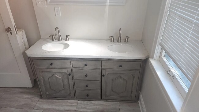 2608 E Newport Ave Unit upper