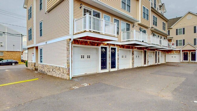 Photo - Spacious 2-Bedroom Townhouse with Loft – P...