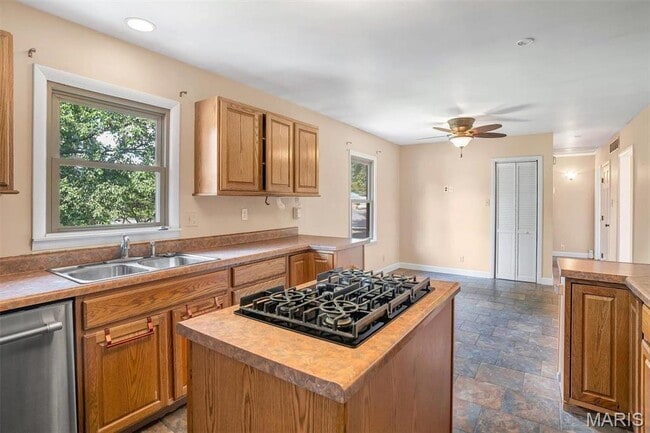 Photo - 305 E 3rd St