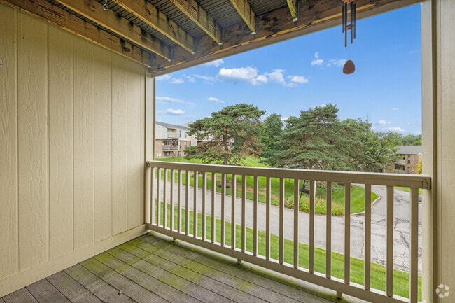 2BR, 2BA - 950SF - Balcony