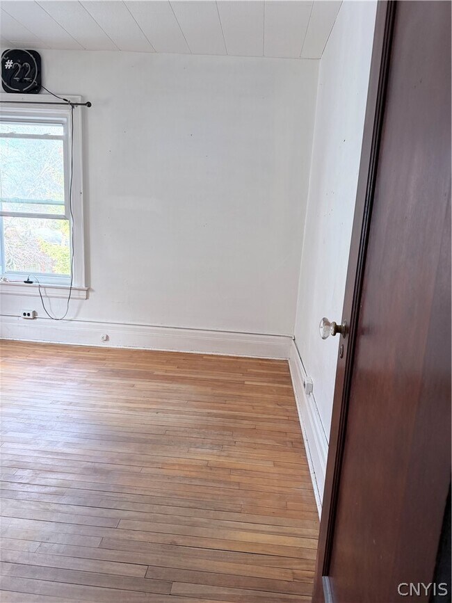 Photo - 2131 James St