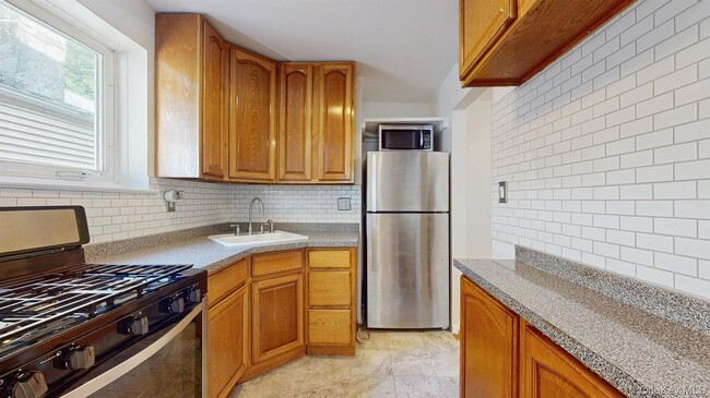 Photo - 273 W 254th St