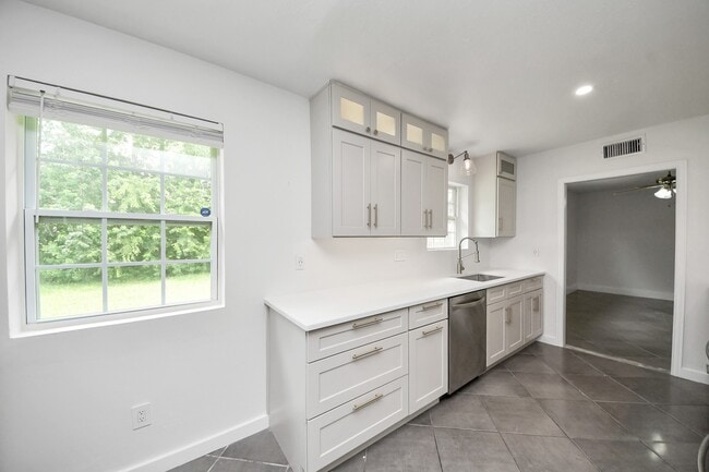 Building Photo - 4011 Ebbtide Dr