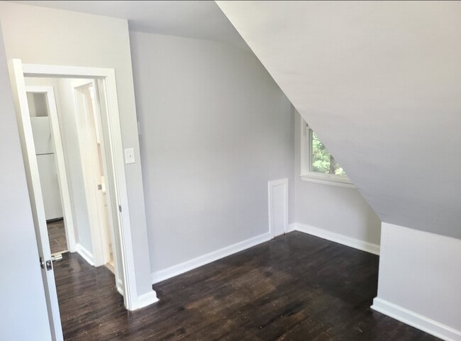 Bedroom - 909 w burke st Unit Apt2