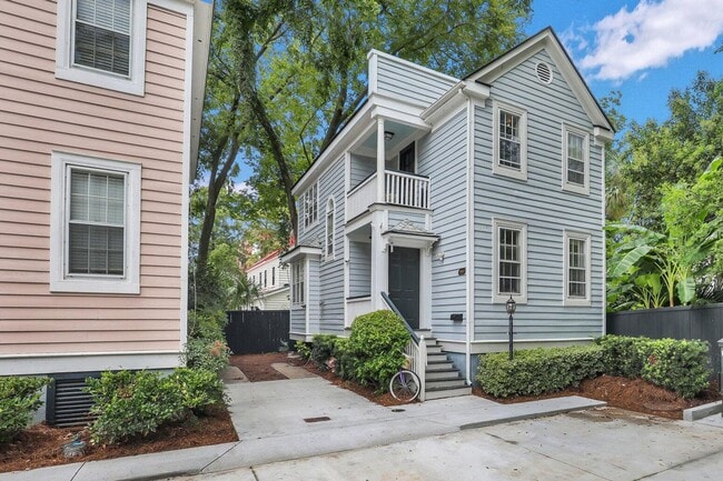 Building Photo - Gorgeous Two Bedroom - Two and One Half Bath Apartment - Excellent Location!